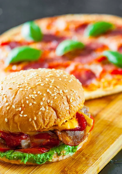 Pizza Mozzarellą Boczku Ser Burger Wołowiny Patty Pomidor Cebula Ser — Zdjęcie stockowe