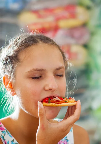 Retrato Jovem Adolescente Morena Menina Comendo Uma Fatia Pizza — Fotografia de Stock