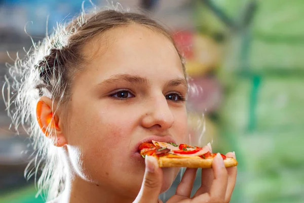 Portrét Mladé Dospívající Brunetka Jíst Pizzu — Stock fotografie