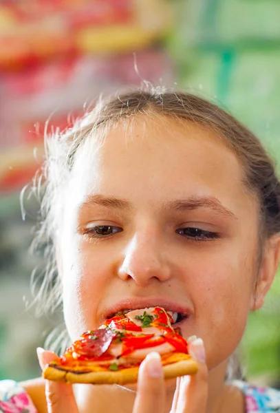 Portrait Young Teenager Brunette Girl Eating Slice Pizza — Stock Photo, Image