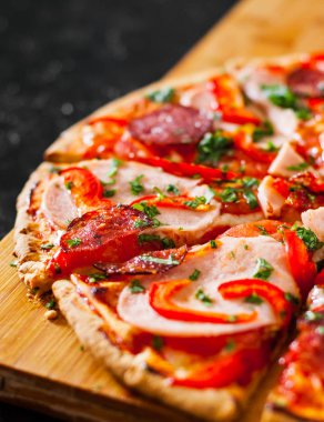 dilim Pizza ile Mozzarella peyniri, jambon, domates, salam, biber, biber baharat ve taze fesleğen. İtalyan pizza