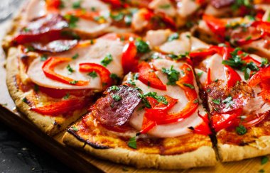 dilim Pizza ile Mozzarella peyniri, jambon, domates, salam, biber, biber baharat ve taze fesleğen. İtalyan pizza