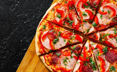dilim Pizza ile Mozzarella peyniri, jambon, domates, salam, biber, biber baharat ve taze fesleğen. İtalyan pizza