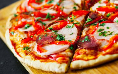 dilim Pizza ile Mozzarella peyniri, jambon, domates, salam, biber, biber baharat ve taze fesleğen. İtalyan pizza