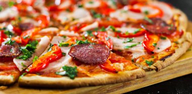 dilim Pizza ile Mozzarella peyniri, jambon, domates, salam, biber, biber baharat ve taze fesleğen. İtalyan pizza