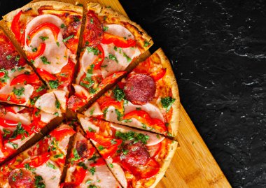 dilim Pizza ile Mozzarella peyniri, jambon, domates, salam, biber, biber baharat ve taze fesleğen. İtalyan pizza