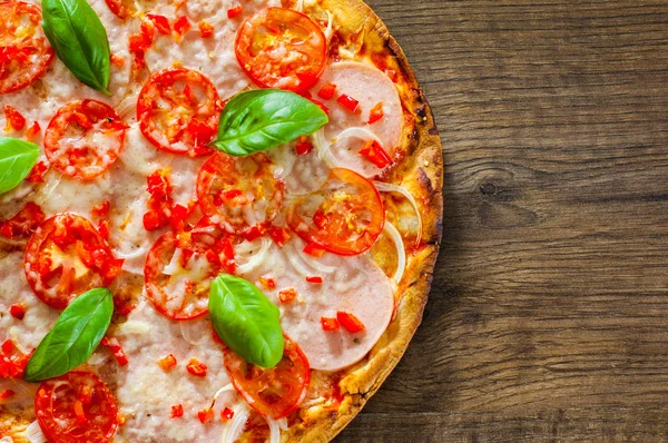 Pizza Serem Mozzarella Szynka Pomidory Papryka Przyprawy Świeżą Bazylią Włoskiej — Zdjęcie stockowe