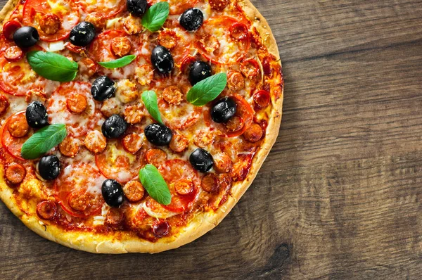 Pizza Con Queso Mozzarella Salami Pimienta Pepperoni Tomates Aceitunas Especias — Foto de Stock