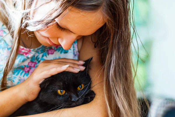Portrét Mladé Dospívající Brunetka Drží Ruce Černou Kočku — Stock fotografie
