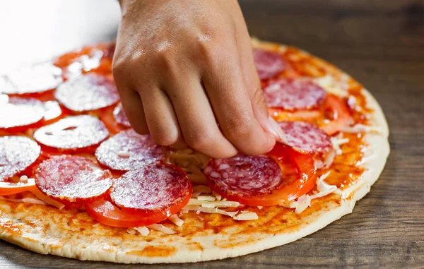 Főzés Pizza Kézzel Cook Tesz Szelet Szalámi Tészta Így Olasz — Stock Fotó