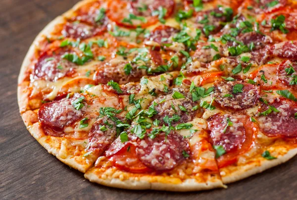Felii Pepperoni Pizza Brânză Mozzarella Salam Roșii Piper Condimente Busuioc — Fotografie, imagine de stoc