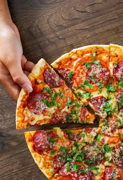 Woman Hand Toma Una Rebanada Pizza Con Queso Mozzarella Jamón — Foto de Stock