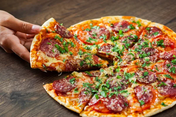 Woman Hand Toma Una Rebanada Pizza Con Queso Mozzarella Jamón — Foto de Stock