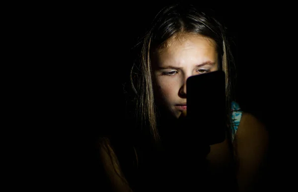 Portret Młody Nastolatek Brunetka Dziewczyna Przy Użyciu Telefonu Komórkowego Ciemnym — Zdjęcie stockowe