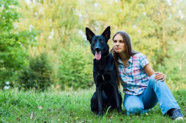 Parkta açık bir çoban köpeği ile genç Genç kız portresi