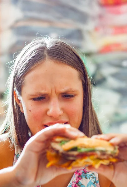 Portrait Young Teenage Girl Eat Burger Girl Trying Eat Fast — Stock Photo, Image
