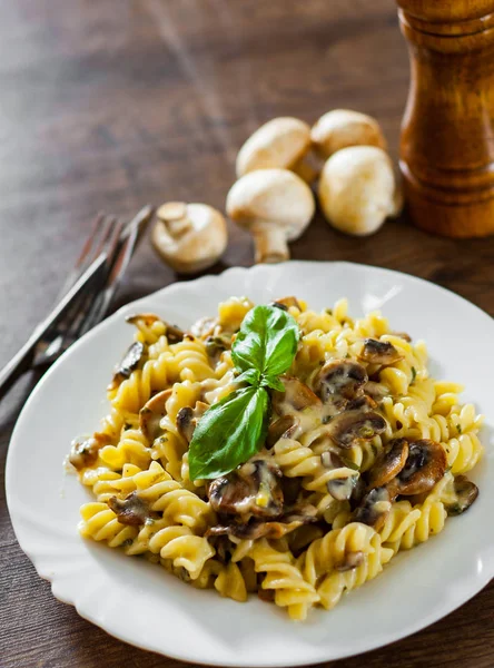 Těstoviny Fusilli Hříbky Smetanovým Přelivem Bílé Desky Dřevěné Pozadí — Stock fotografie