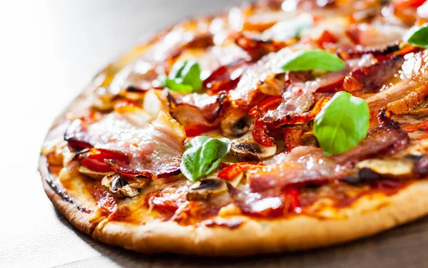 Pizza Mit Mozzarella Champignons Speck Tomaten Pfeffer Gewürzen Und Frischem — Stockfoto