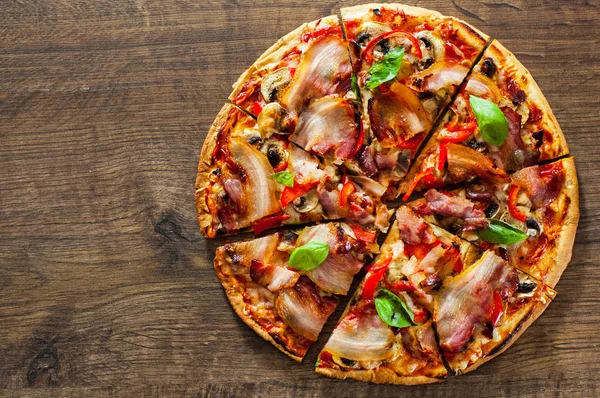 Нарезанная Пицца Сыром Моцарелла Грибами Беконом Помидорами Перцем Специями Свежим — стоковое фото
