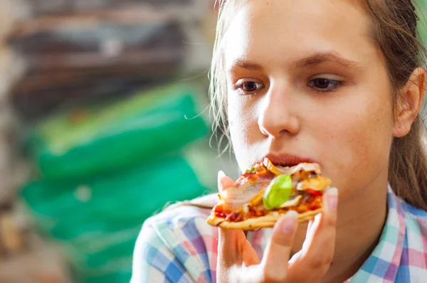 Retrato Jovem Adolescente Morena Menina Comendo Uma Fatia Pizza — Fotografia de Stock