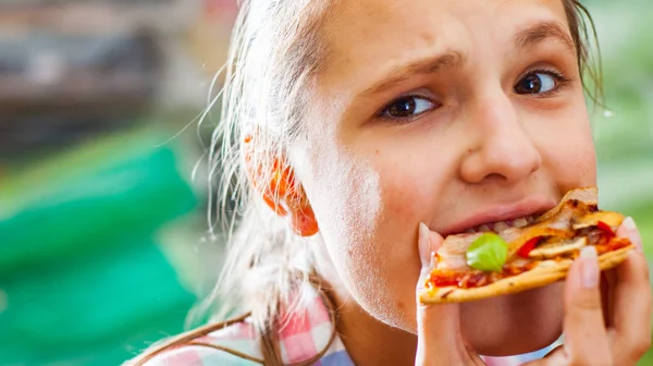 Portret Van Jonge Tiener Brunette Meisje Een Plak Van Pizza — Stockfoto