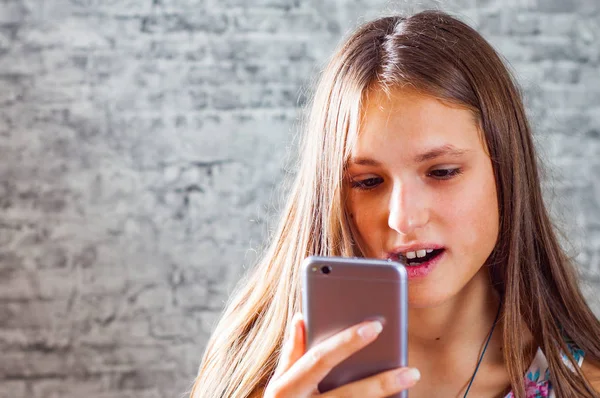 Retrato Jovem Adolescente Morena Com Cabelos Longos Usando Telefone Celular — Fotografia de Stock