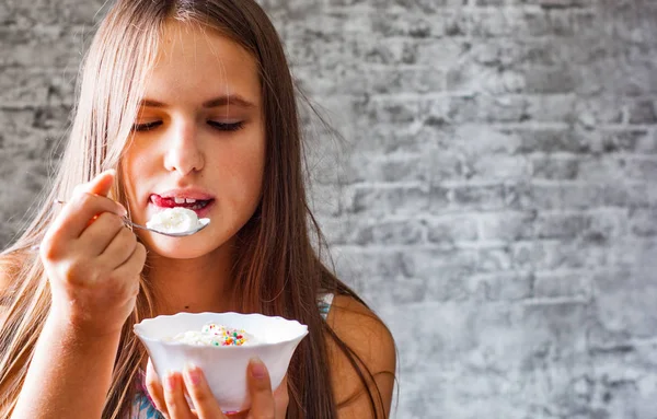 Портрет Юной Брюнетки Подростка Длинными Волосами Поедающей Мороженое Фоне Серой — стоковое фото