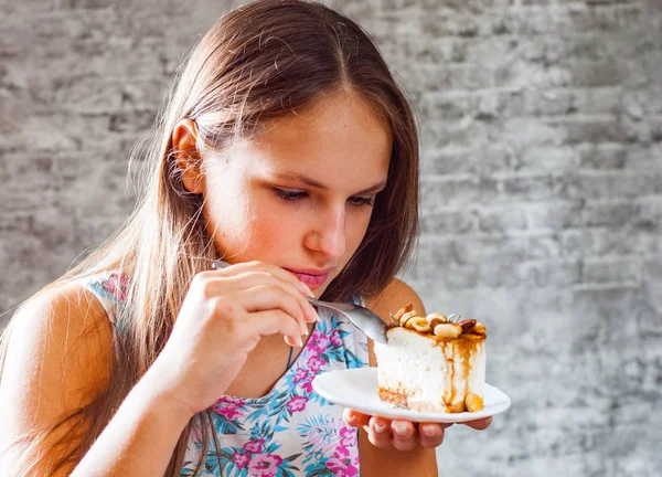 Retrato Jovem Adolescente Morena Com Cabelos Longos Comendo Sobremesa Bolo — Fotografia de Stock