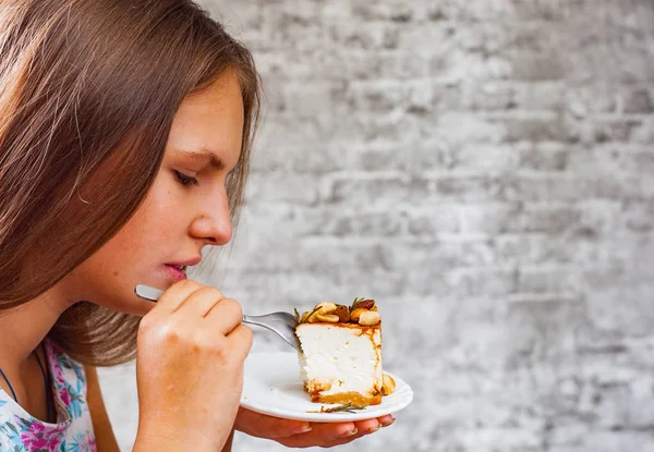 Retrato Jovem Adolescente Morena Com Cabelos Longos Comendo Sobremesa Bolo — Fotografia de Stock