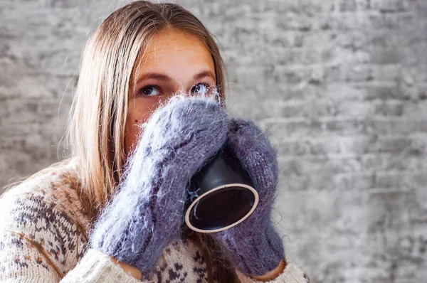 Portrait Young Teenager Brunette Girl Long Hair Holding Cup Hands — Stock Photo, Image