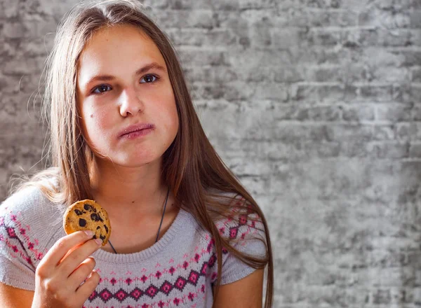 Portrét Mladé Dospívající Brunetka Dlouhými Vlasy Cookie Nebo Sušenku Pozadí — Stock fotografie