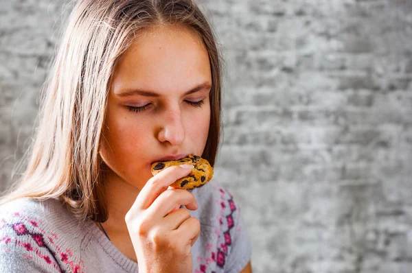 Retrato Jovem Adolescente Morena Com Cabelo Comprido Comer Biscoito Biscoito — Fotografia de Stock
