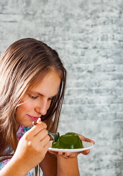 Retrato Jovem Adolescente Morena Com Cabelos Longos Comendo Deliciosa Sobremesa — Fotografia de Stock