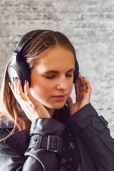 Retrato Jovem Adolescente Morena Com Cabelos Longos Ouvindo Música Fones — Fotografia de Stock