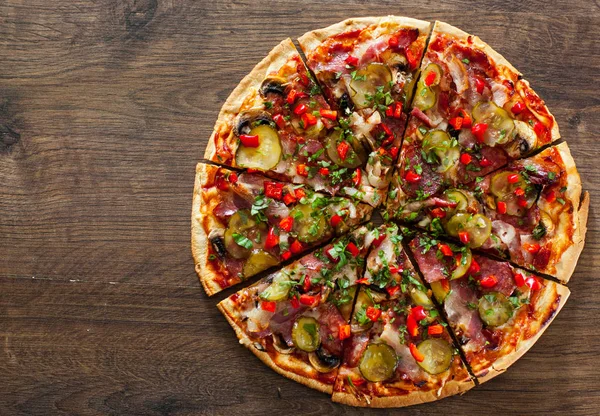Pizza Rebanada Con Queso Mozzarella Champiñones Salami Tocino Tomates Pimienta — Foto de Stock