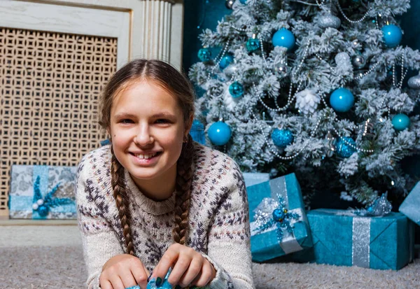 Teenager Mädchen Liegt Der Nähe Eines Weihnachtsbaums Mit Geschenkschachtel — Stockfoto