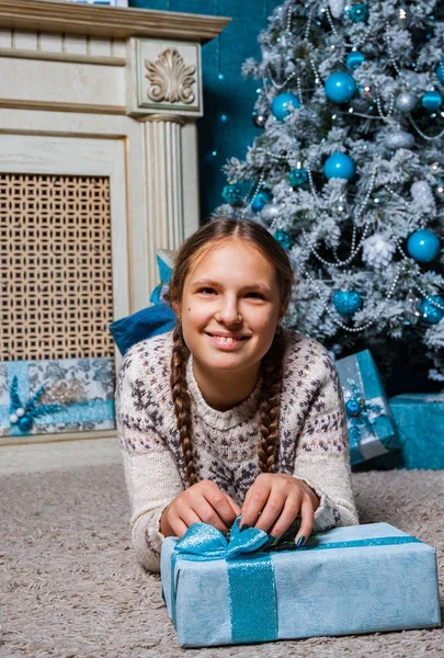 Teenager Mädchen Liegt Der Nähe Eines Weihnachtsbaums Mit Geschenkschachtel — Stockfoto