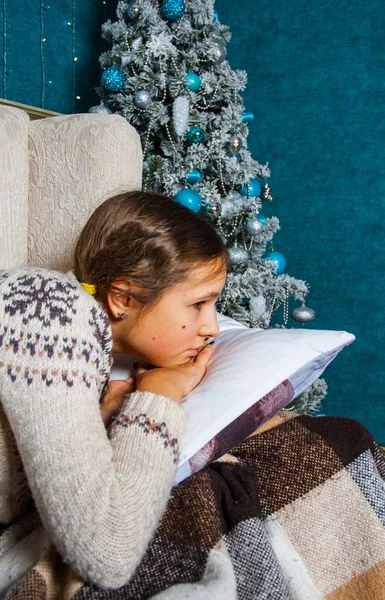 Portret Van Jonge Tiener Brunette Meisje Met Lang Haar Kerstmis — Stockfoto