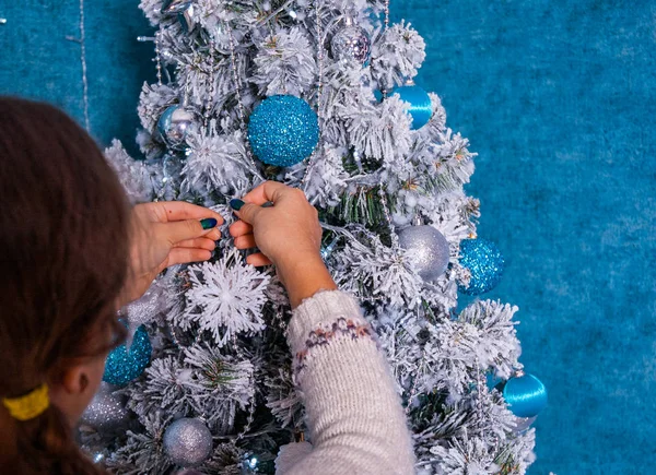 Imagen Cerca Las Manos Mujer Jersey Decorando Árbol Navidad Con — Foto de Stock