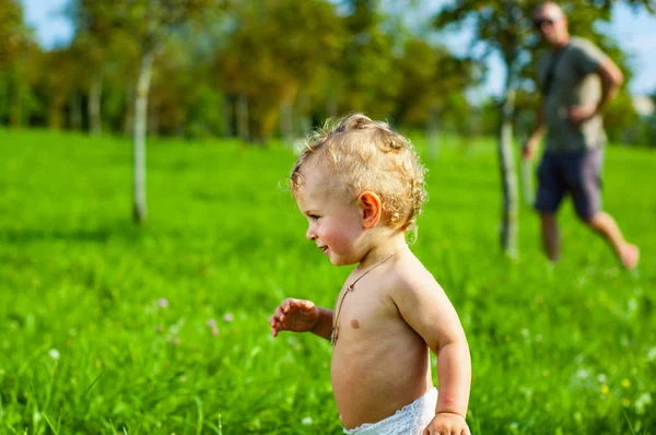 Menino Feliz Corre Longo Grama Parque — Fotografia de Stock