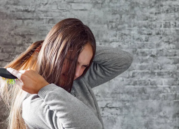 Portret Van Jonge Tiener Brunette Meisje Met Lange Haren Kammen — Stockfoto