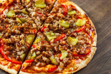 Pizza Mozzarella peyniri, kıyılmış et ve sebze. Ahşap arka plan üzerinde İtalyan pizza.