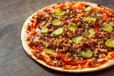 Pizza Mozzarella peyniri, kıyılmış et ve sebze. Ahşap arka plan üzerinde İtalyan pizza.