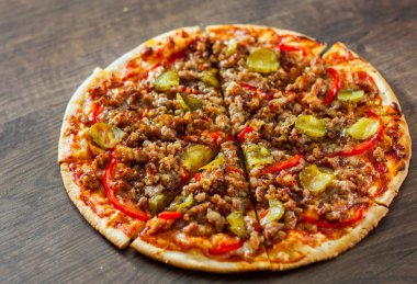 Pizza Mozzarella peyniri, kıyılmış et ve sebze. Ahşap arka plan üzerinde İtalyan pizza.