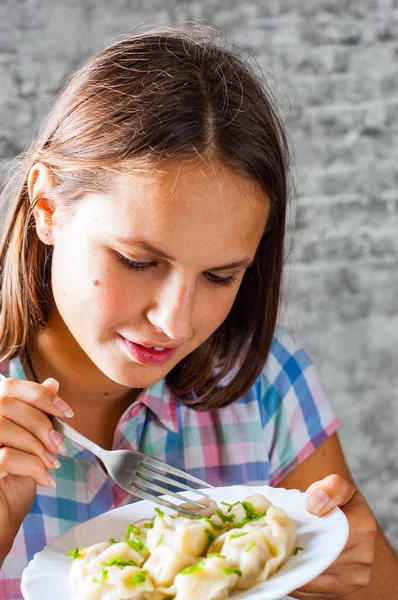 Πορτρέτο Του Νεαρός Έφηβος Μελαχρινή Κοπέλα Μακριά Μαλλιά Που Τρώει — Φωτογραφία Αρχείου