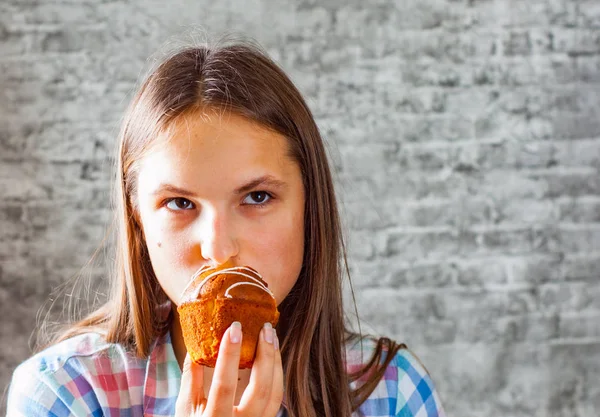 Portrét Mladé Dospívající Brunetka Dlouhými Vlasy Jíst Muffin Dort Pozadí — Stock fotografie