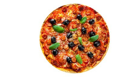 Pizza Mozzarella peyniri, salam, biber, biber, domates, zeytin, baharat ve taze fesleğen. Beyaz arka plan üzerinde izole İtalyan pizza. kopya alanı ile. üstten görünüm