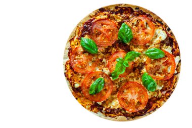 Pizza Mozzarella peyniri, domates, biber, baharat ve taze fesleğen. İtalyan pizza. Pizza Margherita veya Margarita. Beyaz arka plan üzerinde izole. kopya alanı ile. üstten görünüm