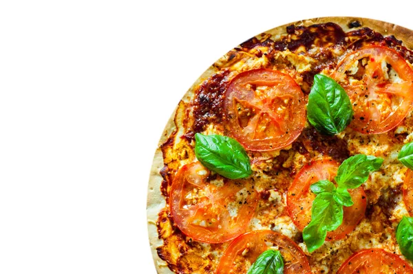 Pizza Mozzarella peyniri, domates, biber, baharat ve taze fesleğen. İtalyan pizza. Pizza Margherita veya Margarita. Beyaz arka plan üzerinde izole. kopya alanı ile. üstten görünüm