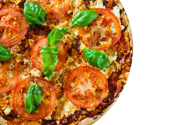 Pizza Mozzarella peyniri, domates, biber, baharat ve taze fesleğen. İtalyan pizza. Pizza Margherita veya Margarita. Beyaz arka plan üzerinde izole. kopya alanı ile. üstten görünüm